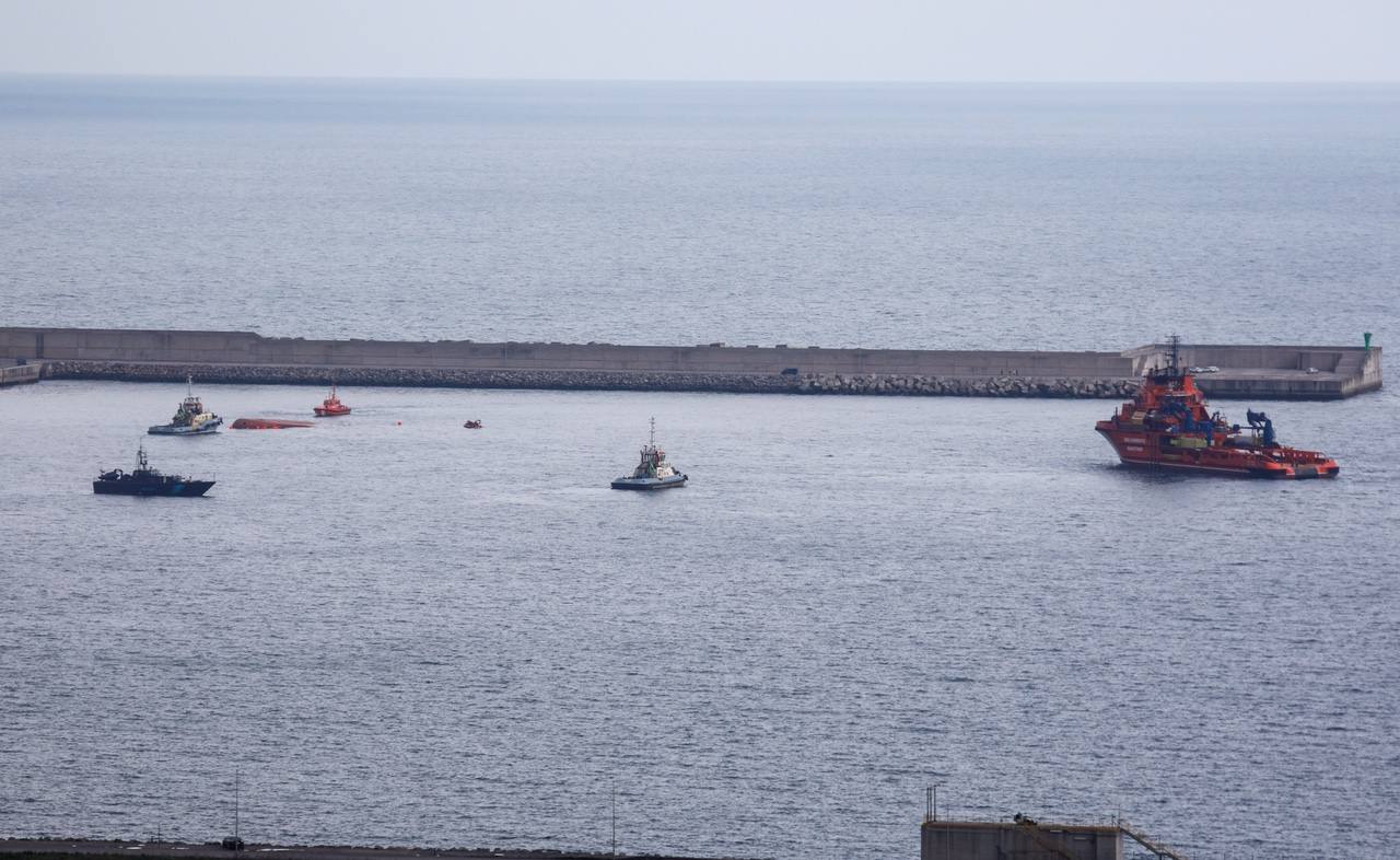 El barco que los narcos intentaron hundir con un cargamento de droga en Ribadeo ha sido arrastrado hasta Gijón para revisar si quedan fardos en su interior