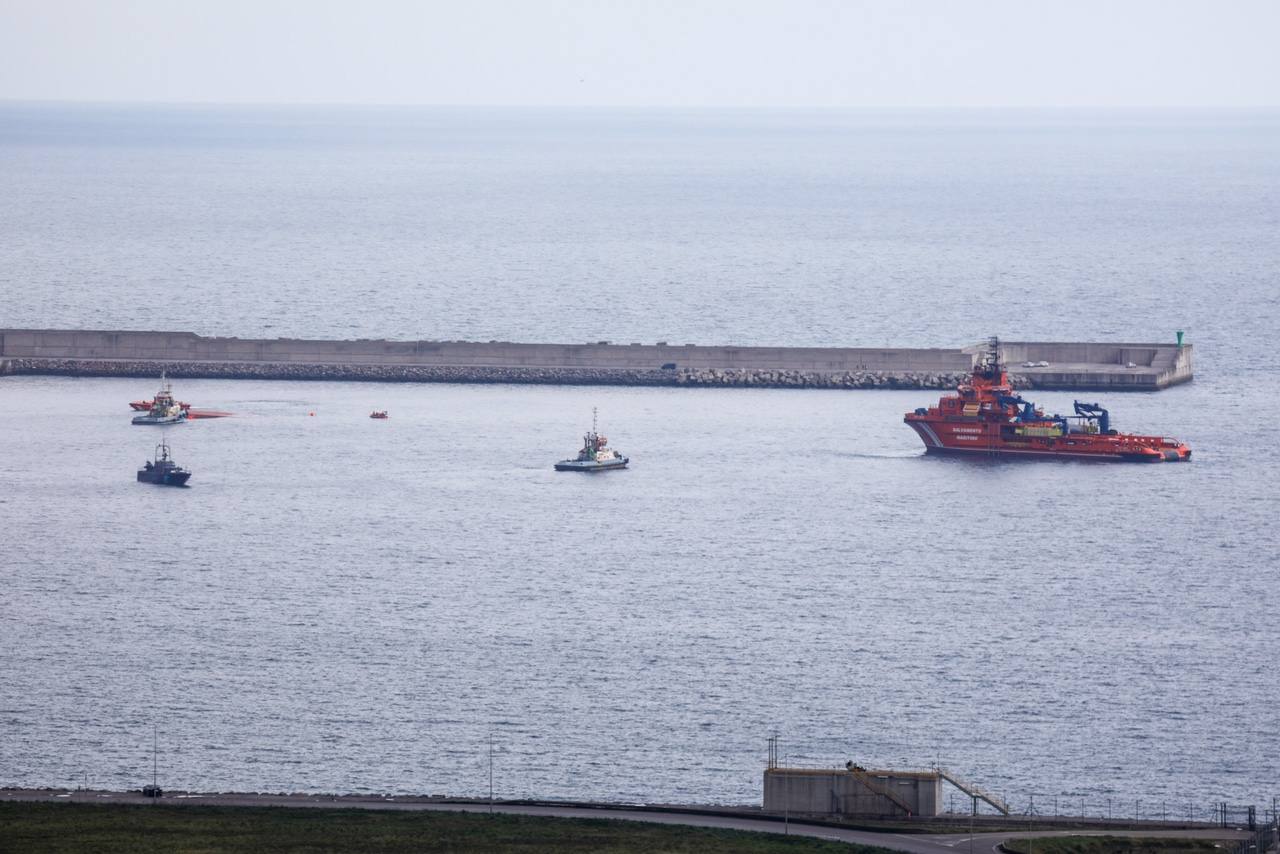 El barco que los narcos intentaron hundir con un cargamento de droga en Ribadeo ha sido arrastrado hasta Gijón para revisar si quedan fardos en su interior