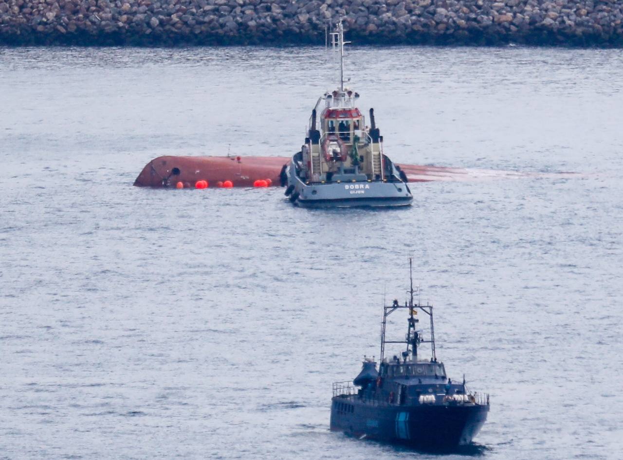 El barco que los narcos intentaron hundir con un cargamento de droga en Ribadeo ha sido arrastrado hasta Gijón para revisar si quedan fardos en su interior