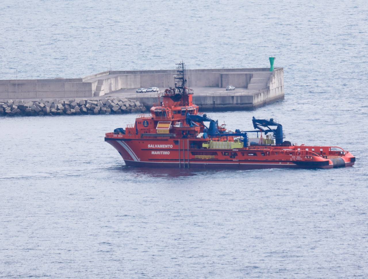 El barco que los narcos intentaron hundir con un cargamento de droga en Ribadeo ha sido arrastrado hasta Gijón para revisar si quedan fardos en su interior