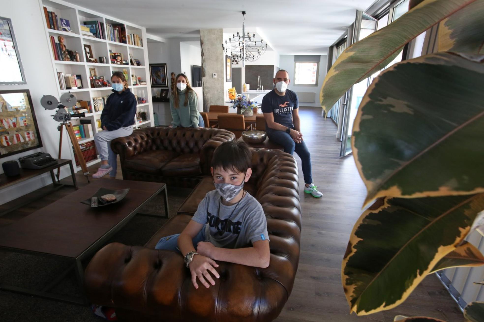 La familia Reino Abella, en su piso de El Vasco, donde reside desde el pasado verano. 