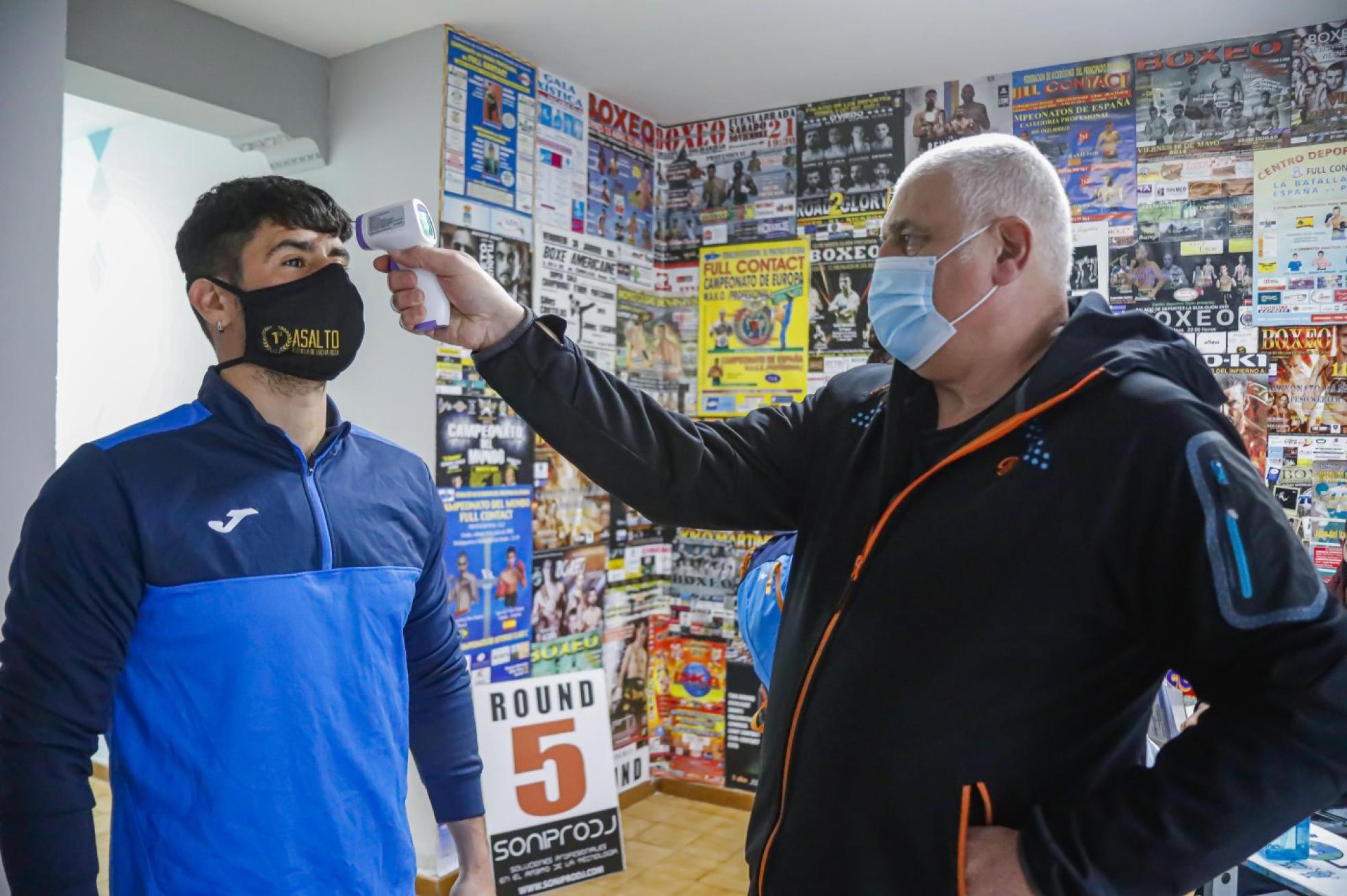 El entrenador del 'Kaiser' le toma la temperatura antes de empezar con el entrenamiento.