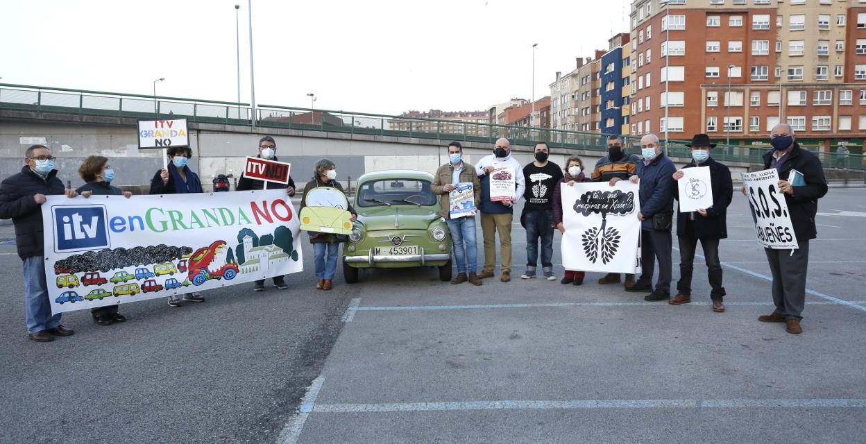 Por la izquierda, Rufino Álvarez, Rosa Pérez, Marián Rendueles, Emilio Vega y Ángeles Trabanco, de ITV No; Iván García y Rufino Acebal, de la Plataforma de afectados por la ordenanza de movilidad; Alejandro Peque, Blanca González, José Luis Fernández 'Aguirre' y José Luis Rodríguez Peón, de la Plataforma contra la Contaminación; Paco Ramos, de Un pulmón para el solarón, y Francisco Díaz Cadórniga, de SOS Cabueñes. 