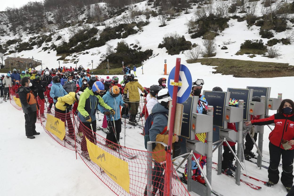 Los aficionados al esquí formaron algunas colas puntuales en la parte baja de la estación, pero guardando la distancia de seguridad. 