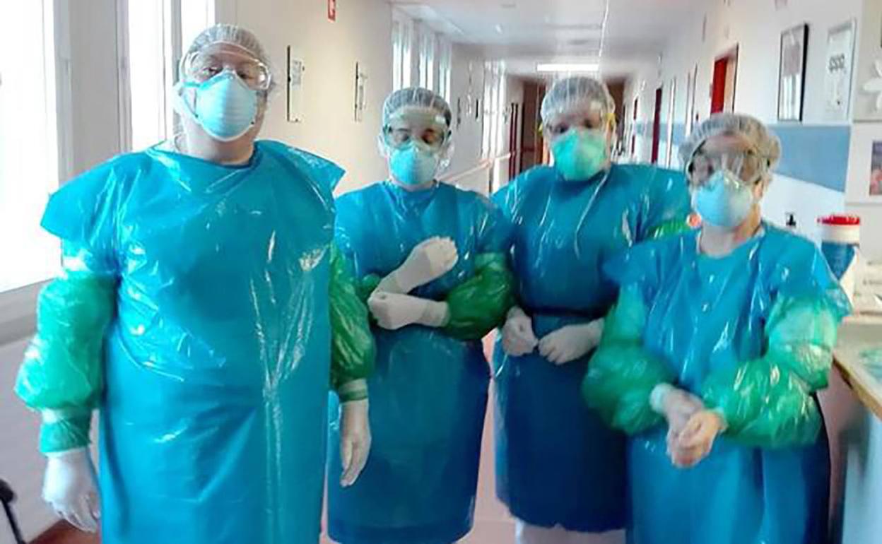 Sanitarios del hospital Monte San Isidro de León usaron bolsas de basura para protegerse de la covid-19.