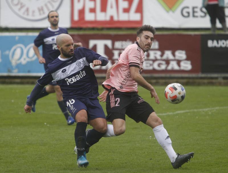 Lora disputa un balón con un futbolista del Covadonga. 