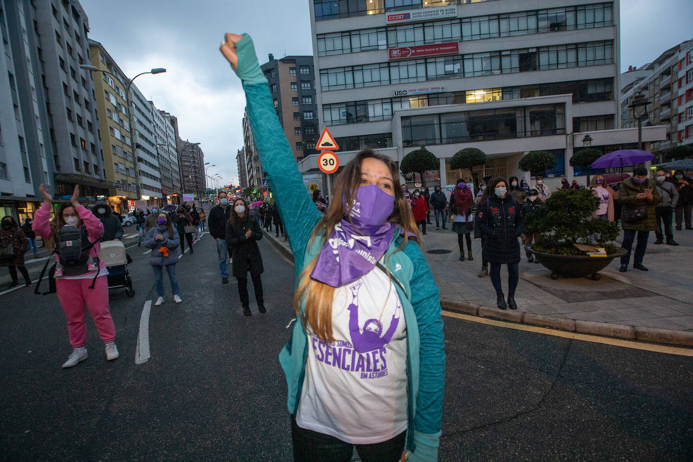 Gijón y Oviedo acogieron este lunes 8 de marzo las concentraciones más multitudinarias en el Día Internacional de la Mujer, pero otros puntos de la región como Avilés, Siero, Valdés, Arriondas o Vegadeo también se sumaron a las reivindicaciones de distintas maneras.