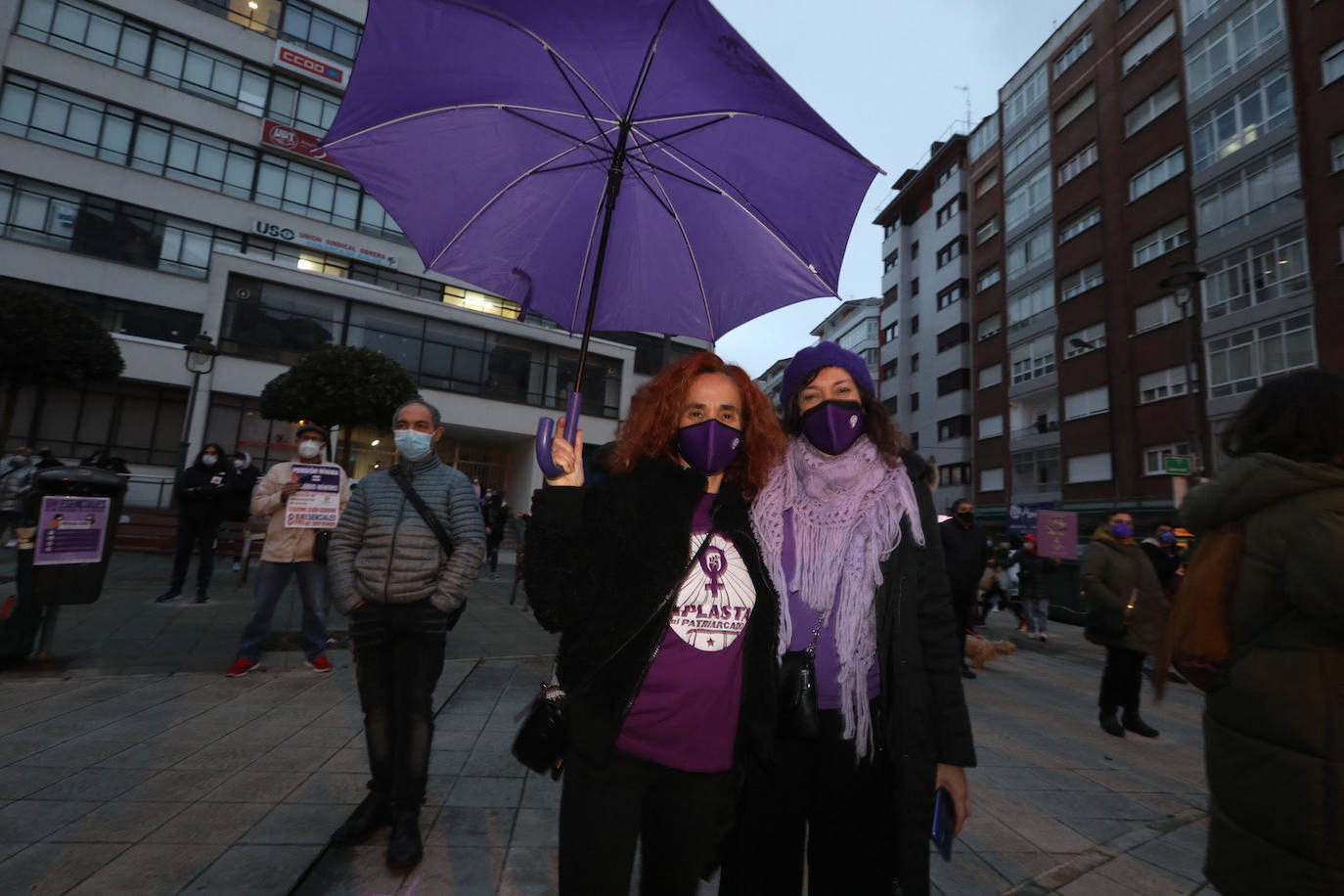 Gijón y Oviedo acogieron este lunes 8 de marzo las concentraciones más multitudinarias en el Día Internacional de la Mujer, pero otros puntos de la región como Avilés, Siero, Valdés, Arriondas o Vegadeo también se sumaron a las reivindicaciones de distintas maneras.