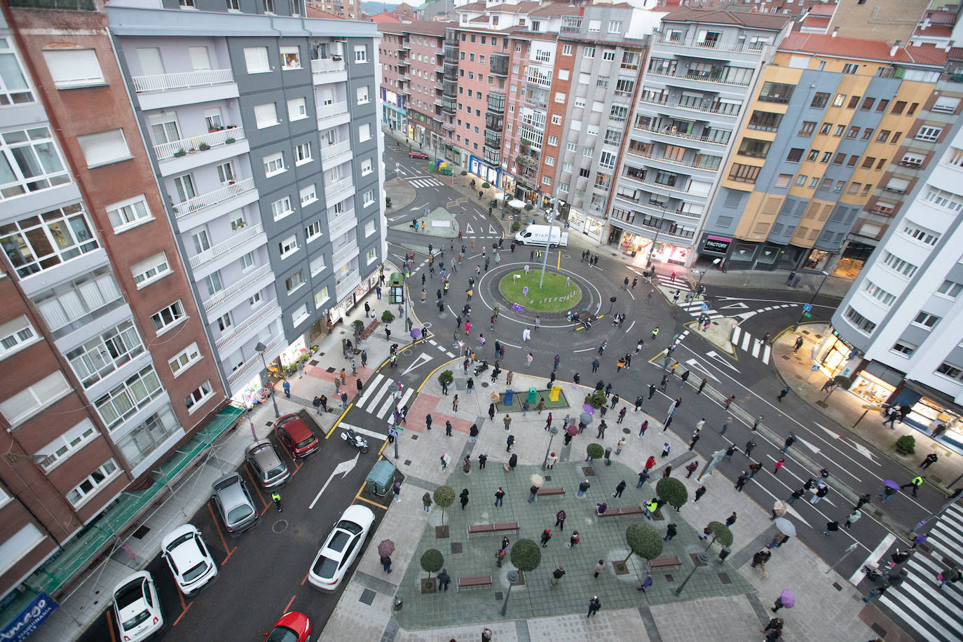 Gijón y Oviedo acogieron este lunes 8 de marzo las concentraciones más multitudinarias en el Día Internacional de la Mujer, pero otros puntos de la región como Avilés, Siero, Valdés, Arriondas o Vegadeo también se sumaron a las reivindicaciones de distintas maneras.