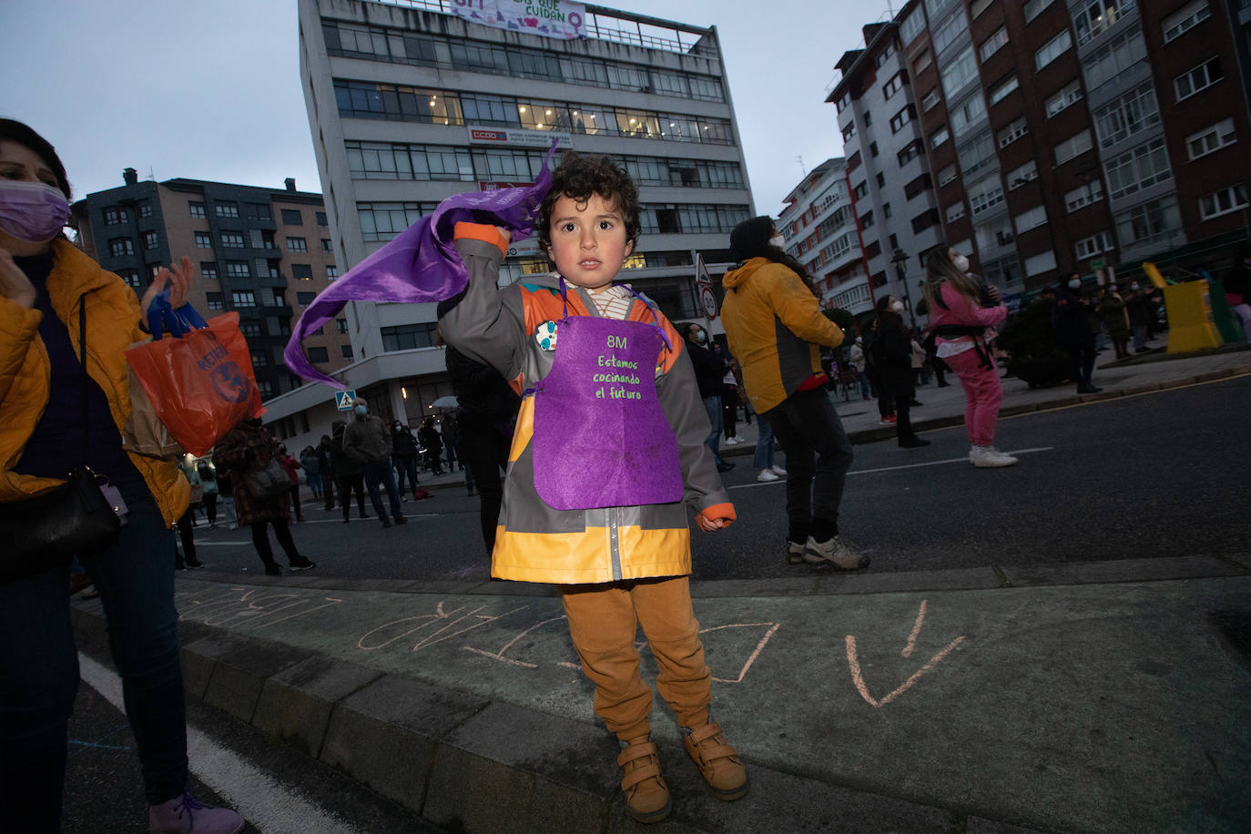 Gijón y Oviedo acogieron este lunes 8 de marzo las concentraciones más multitudinarias en el Día Internacional de la Mujer, pero otros puntos de la región como Avilés, Siero, Valdés, Arriondas o Vegadeo también se sumaron a las reivindicaciones de distintas maneras.