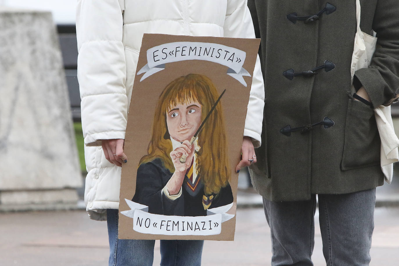 Gijón y Oviedo acogieron este lunes 8 de marzo las concentraciones más multitudinarias en el Día Internacional de la Mujer, pero otros puntos de la región como Avilés, Siero, Valdés, Arriondas o Vegadeo también se sumaron a las reivindicaciones de distintas maneras.