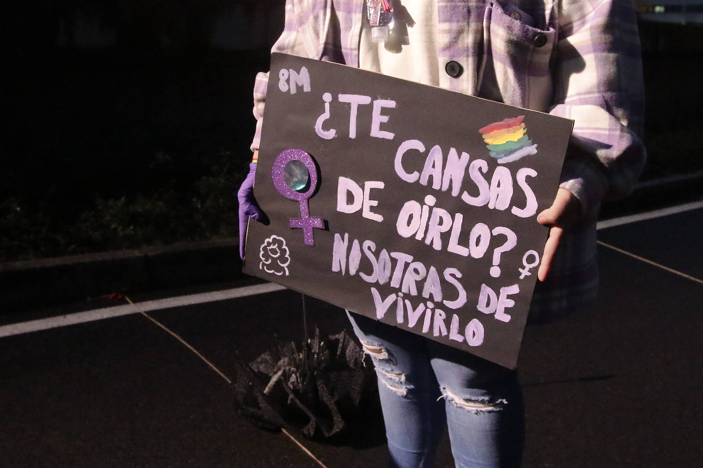 Gijón y Oviedo acogieron este lunes 8 de marzo las concentraciones más multitudinarias en el Día Internacional de la Mujer, pero otros puntos de la región como Avilés, Siero, Valdés, Arriondas o Vegadeo también se sumaron a las reivindicaciones de distintas maneras.