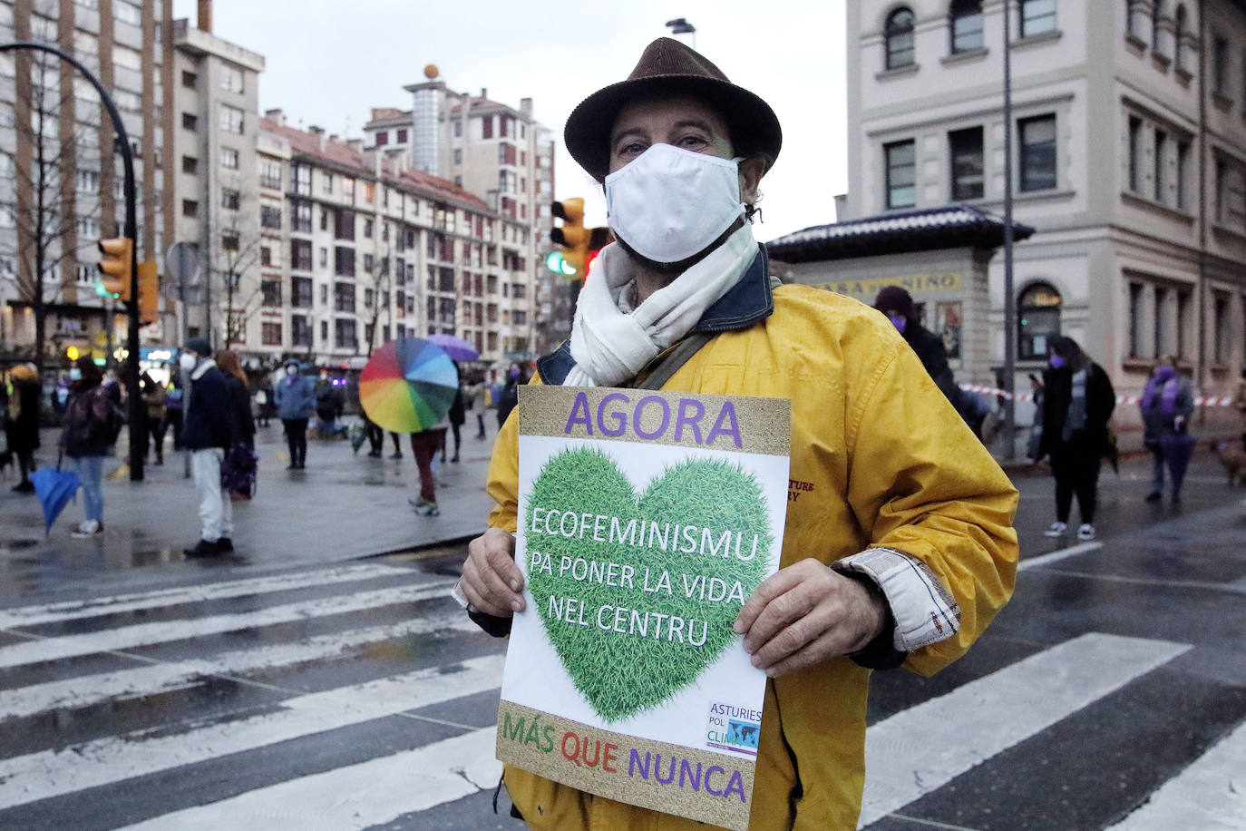 Gijón y Oviedo acogieron este lunes 8 de marzo las concentraciones más multitudinarias en el Día Internacional de la Mujer, pero otros puntos de la región como Avilés, Siero, Valdés, Arriondas o Vegadeo también se sumaron a las reivindicaciones de distintas maneras.