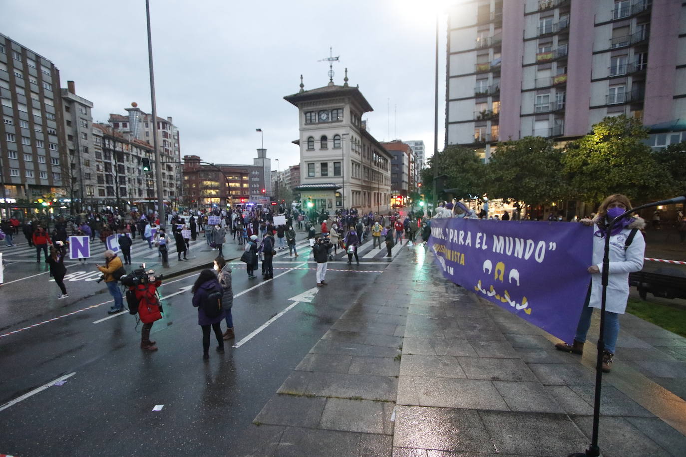 Gijón y Oviedo acogieron este lunes 8 de marzo las concentraciones más multitudinarias en el Día Internacional de la Mujer, pero otros puntos de la región como Avilés, Siero, Valdés, Arriondas o Vegadeo también se sumaron a las reivindicaciones de distintas maneras.