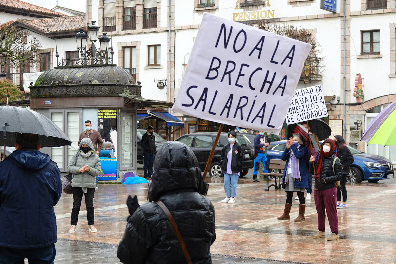 Gijón y Oviedo acogieron este lunes 8 de marzo las concentraciones más multitudinarias en el Día Internacional de la Mujer, pero otros puntos de la región como Avilés, Siero, Valdés, Arriondas o Vegadeo también se sumaron a las reivindicaciones de distintas maneras.