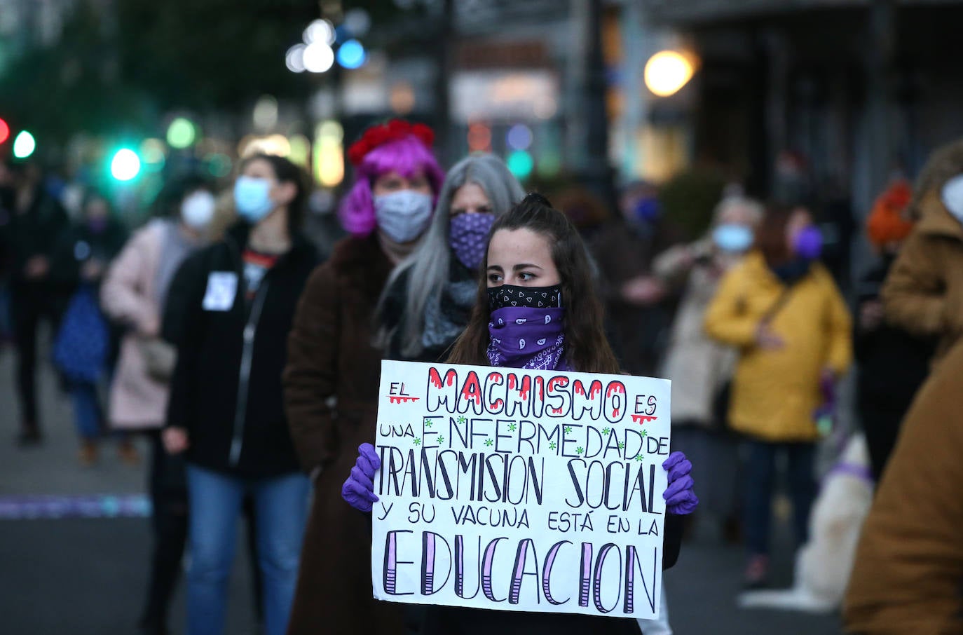 Gijón y Oviedo acogieron este lunes 8 de marzo las concentraciones más multitudinarias en el Día Internacional de la Mujer, pero otros puntos de la región como Avilés, Siero, Valdés, Arriondas o Vegadeo también se sumaron a las reivindicaciones de distintas maneras.