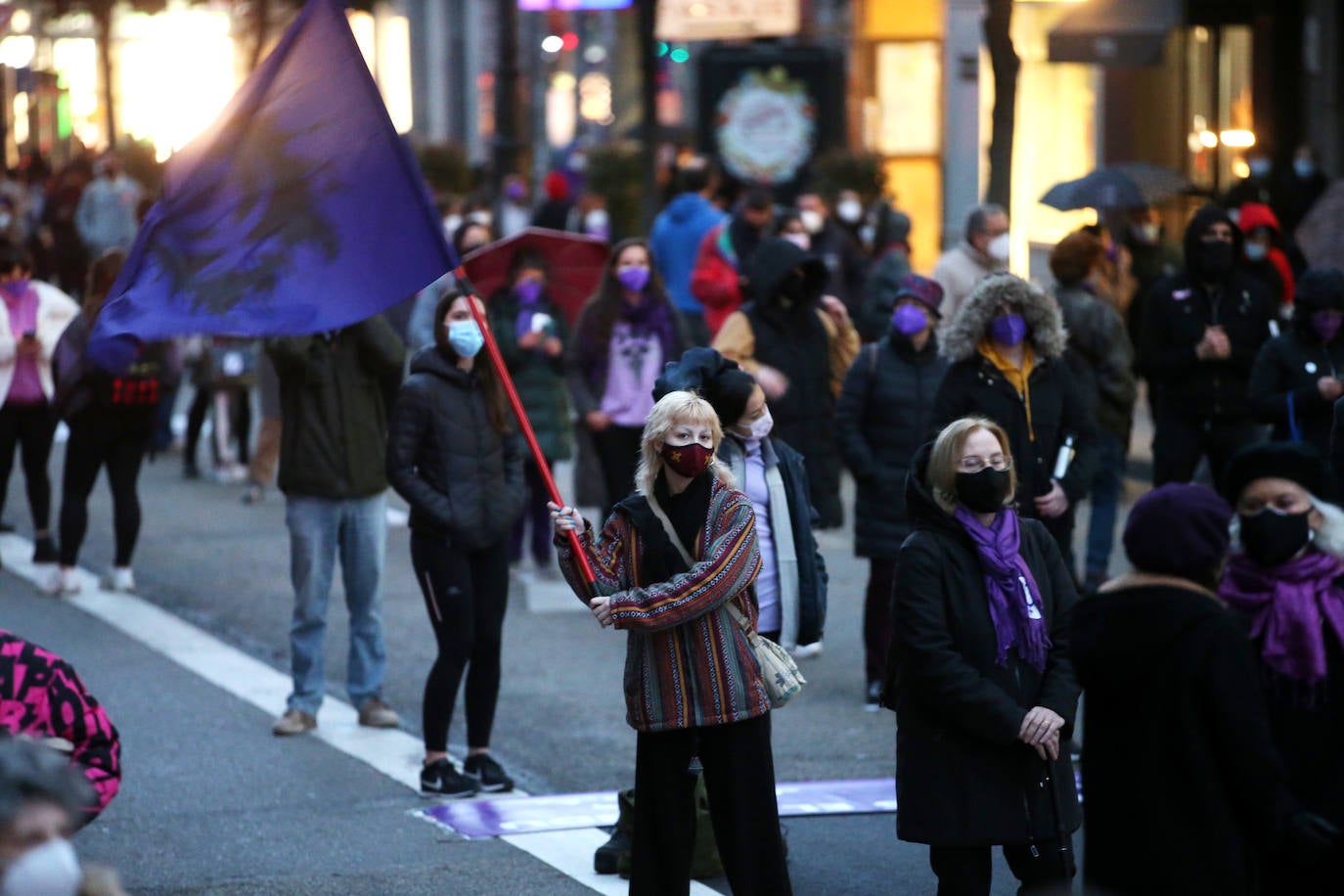 Gijón y Oviedo acogieron este lunes 8 de marzo las concentraciones más multitudinarias en el Día Internacional de la Mujer, pero otros puntos de la región como Avilés, Siero, Valdés, Arriondas o Vegadeo también se sumaron a las reivindicaciones de distintas maneras.