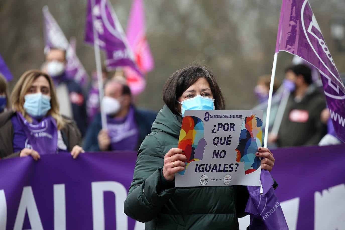 Gijón y Oviedo acogieron este lunes 8 de marzo las concentraciones más multitudinarias en el Día Internacional de la Mujer, pero otros puntos de la región como Avilés, Siero, Valdés, Arriondas o Vegadeo también se sumaron a las reivindicaciones de distintas maneras.