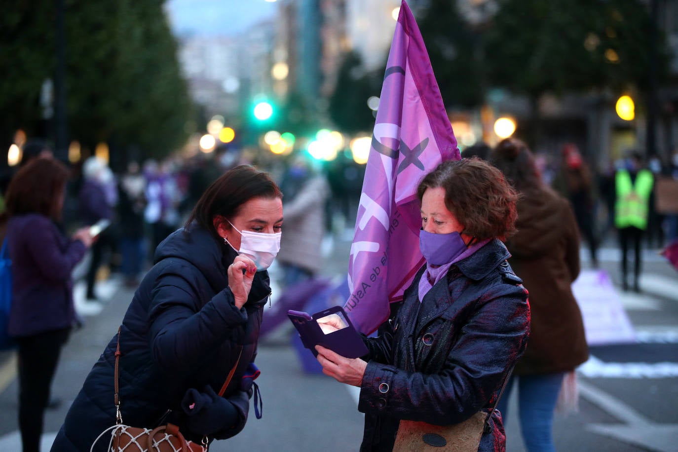 La manifestación de este 8-M en Oviedo, muy diferente por la pandemia. Menos color, menos multitudinaria, pero igual de reivindicativo