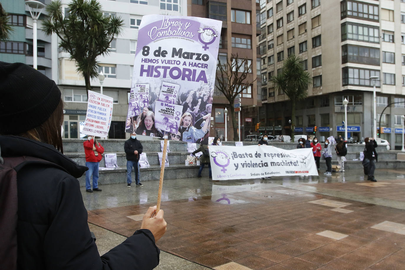 Las feministas más jovenes y representantes de los sindicatos han sido los primeros en movilizarse por el Día Internacional de la Mujer en la capital asturiana.