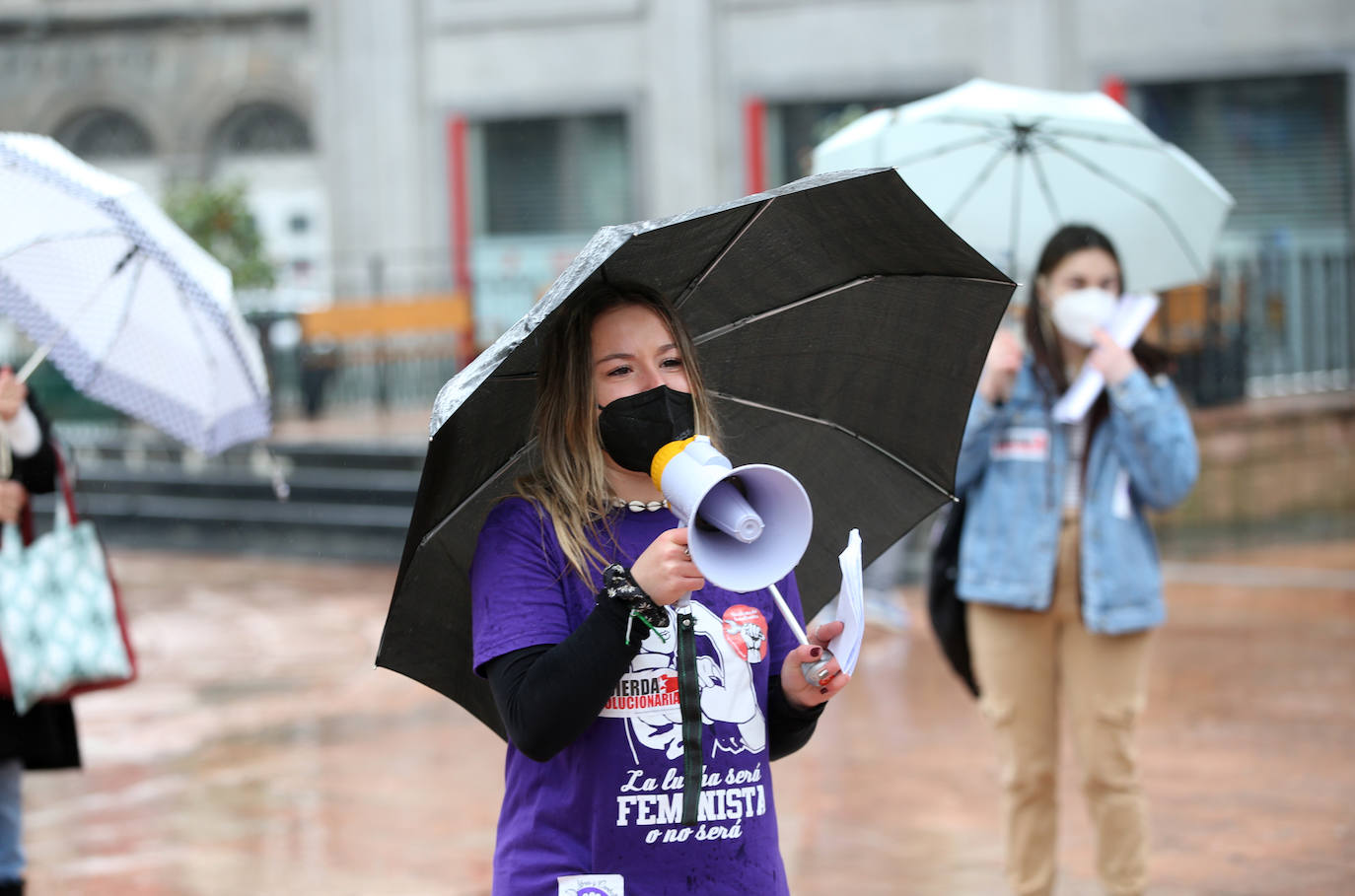 Las feministas más jovenes y representantes de los sindicatos han sido los primeros en movilizarse por el Día Internacional de la Mujer en la capital asturiana.