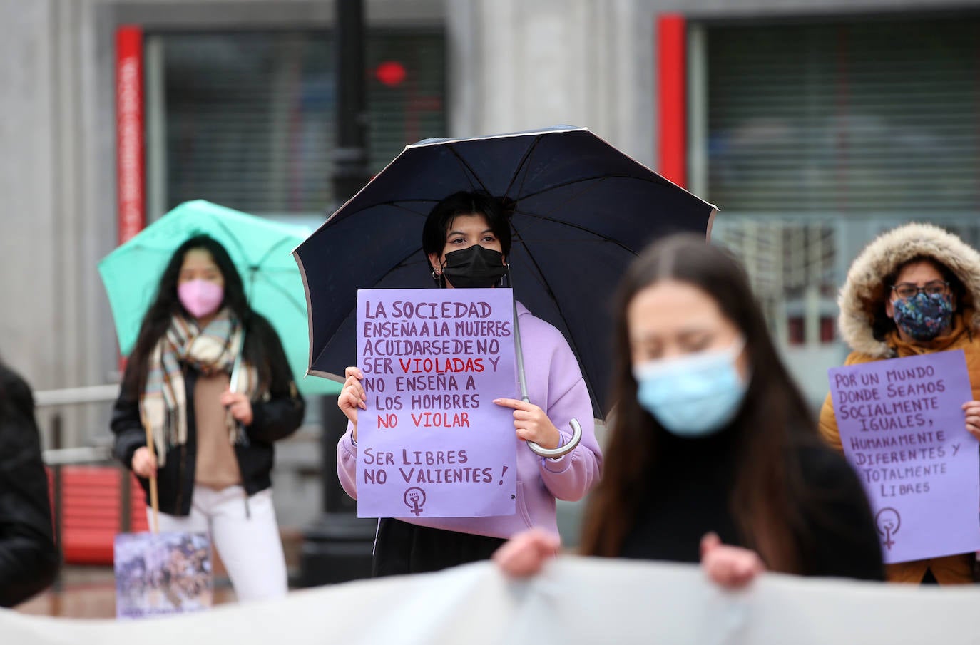 Las feministas más jovenes y representantes de los sindicatos han sido los primeros en movilizarse por el Día Internacional de la Mujer en la capital asturiana.