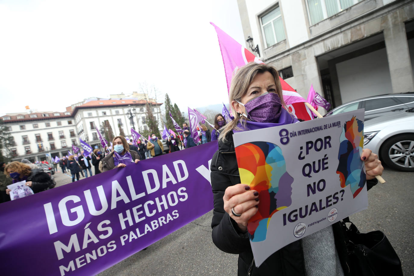 Las feministas más jovenes y representantes de los sindicatos han sido los primeros en movilizarse por el Día Internacional de la Mujer en la capital asturiana.