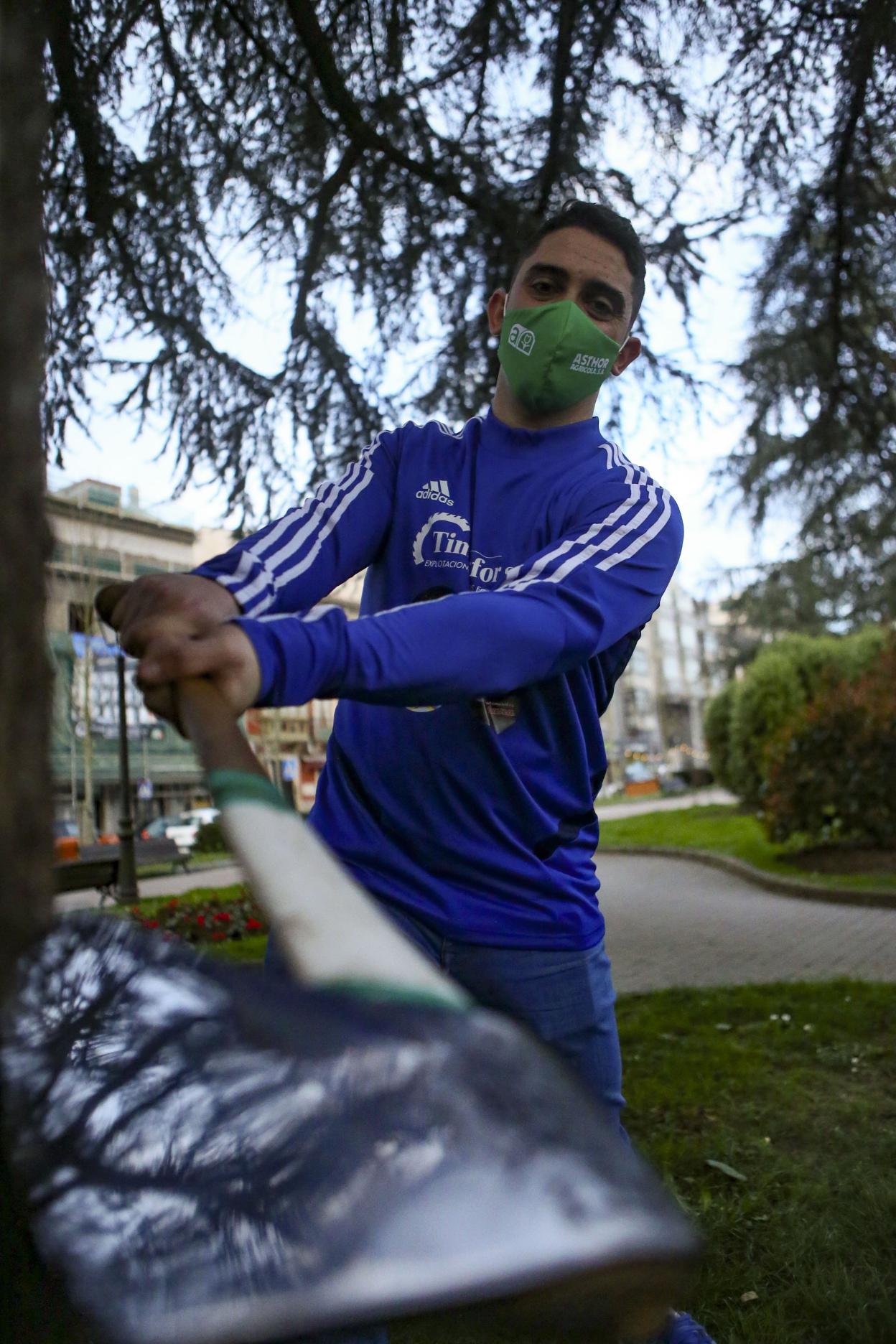 David Naredo con el hacha que utiliza en las competiciones. 