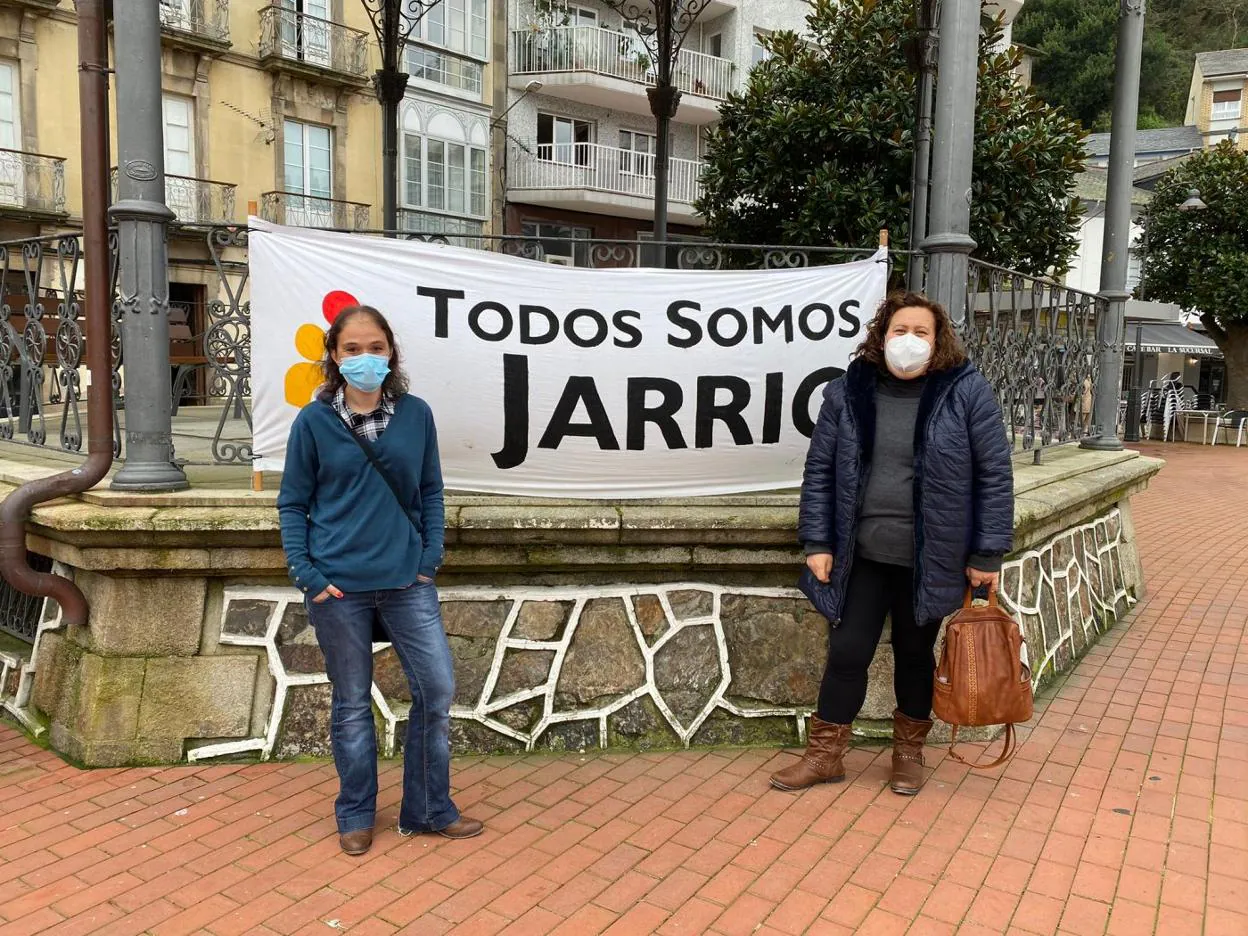 Mar Villanueva y Josefa Martínez, con el cartel de la plataforma. 