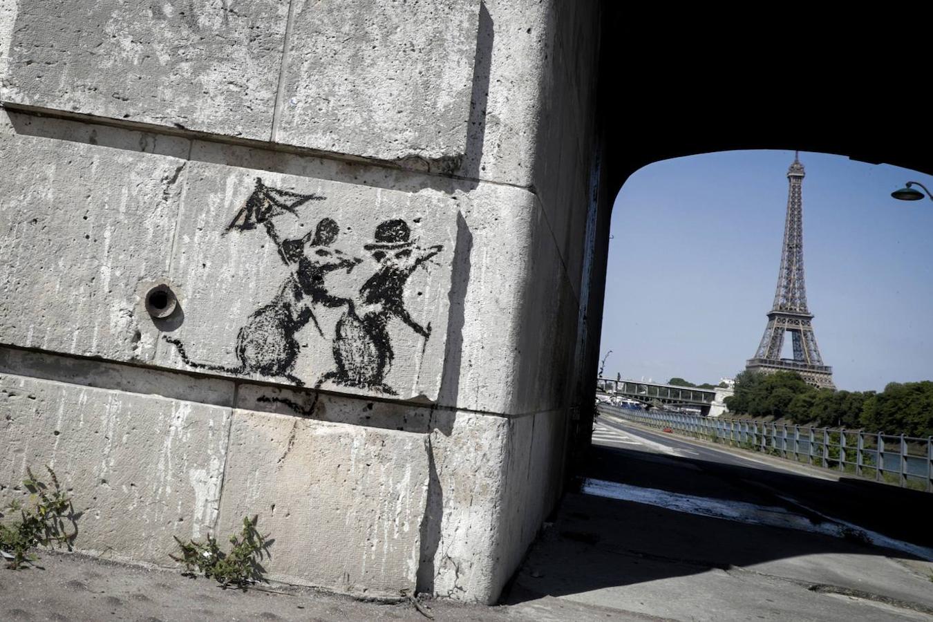 Las obras de arte urbano de Banksy son fotografiadas por gran cantidad de gente a diario. El artista combina la escritura con grafitis y plantillas