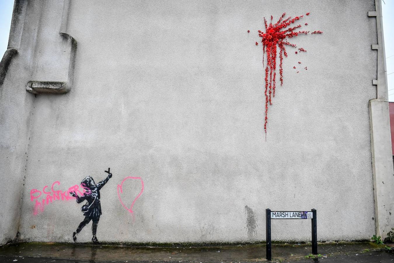 Las obras de arte urbano de Banksy son fotografiadas por gran cantidad de gente a diario. El artista combina la escritura con grafitis y plantillas