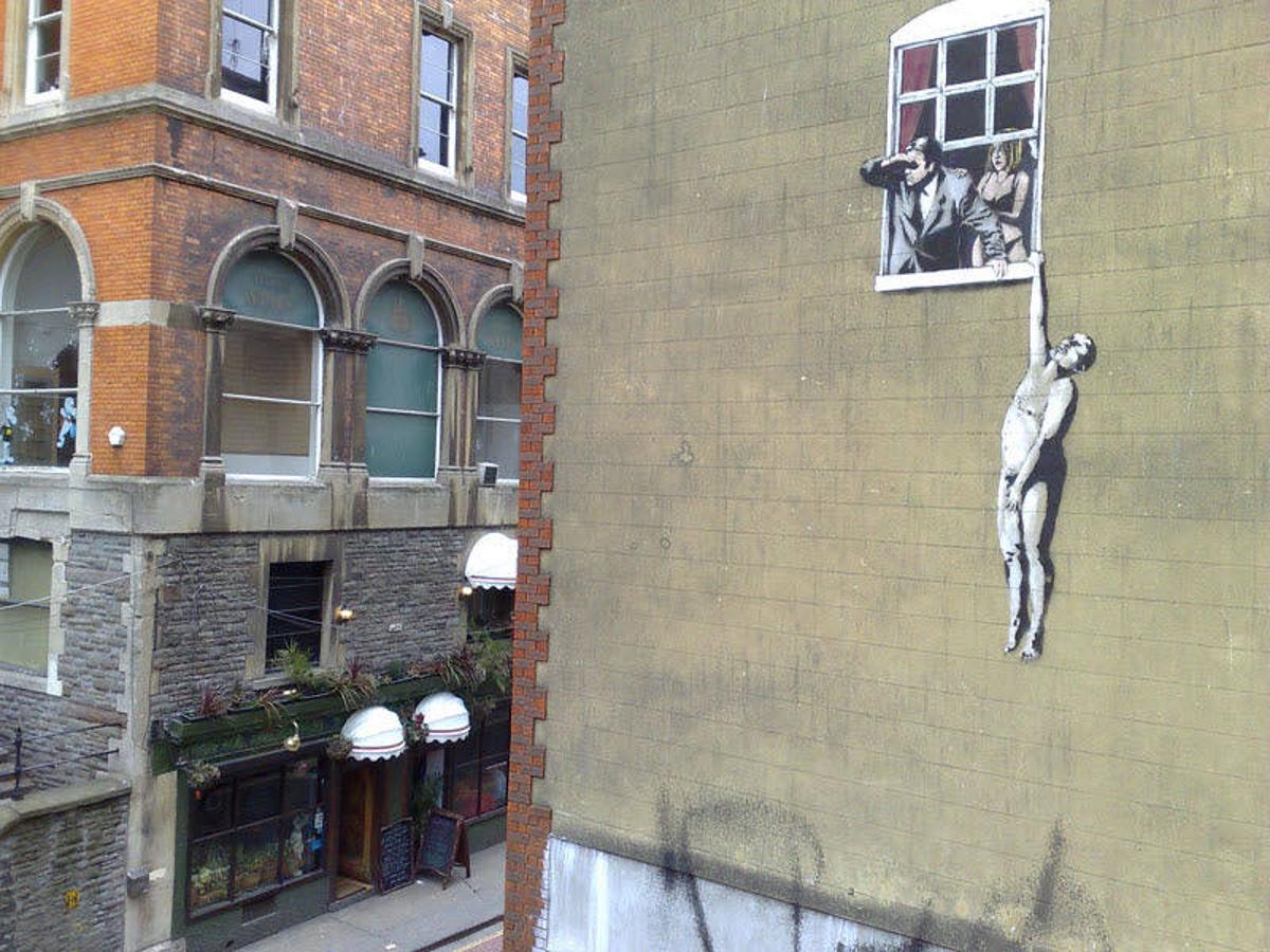 Las obras de arte urbano de Banksy son fotografiadas por gran cantidad de gente a diario. El artista combina la escritura con grafitis y plantillas