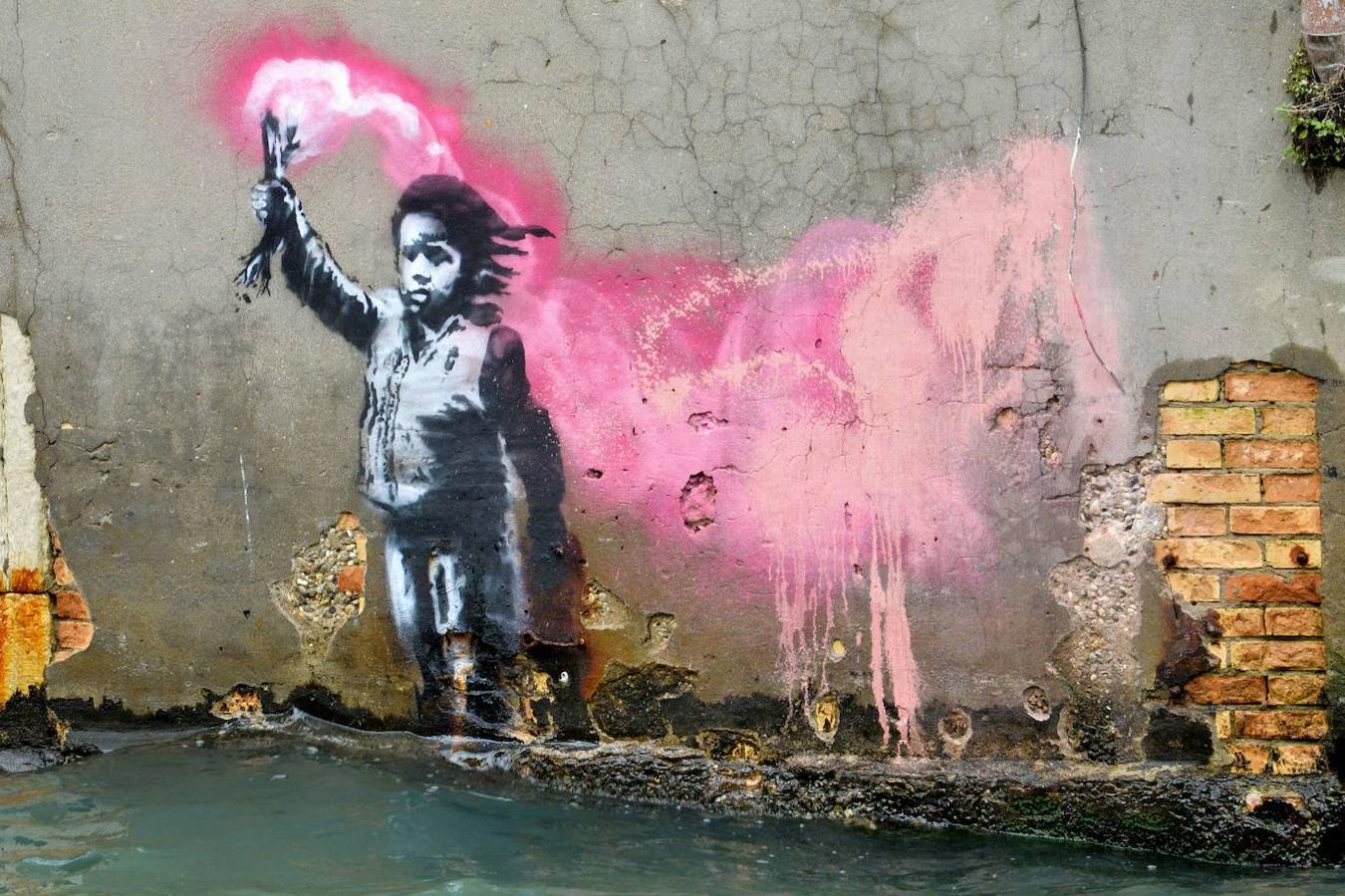 Las obras de arte urbano de Banksy son fotografiadas por gran cantidad de gente a diario. El artista combina la escritura con grafitis y plantillas