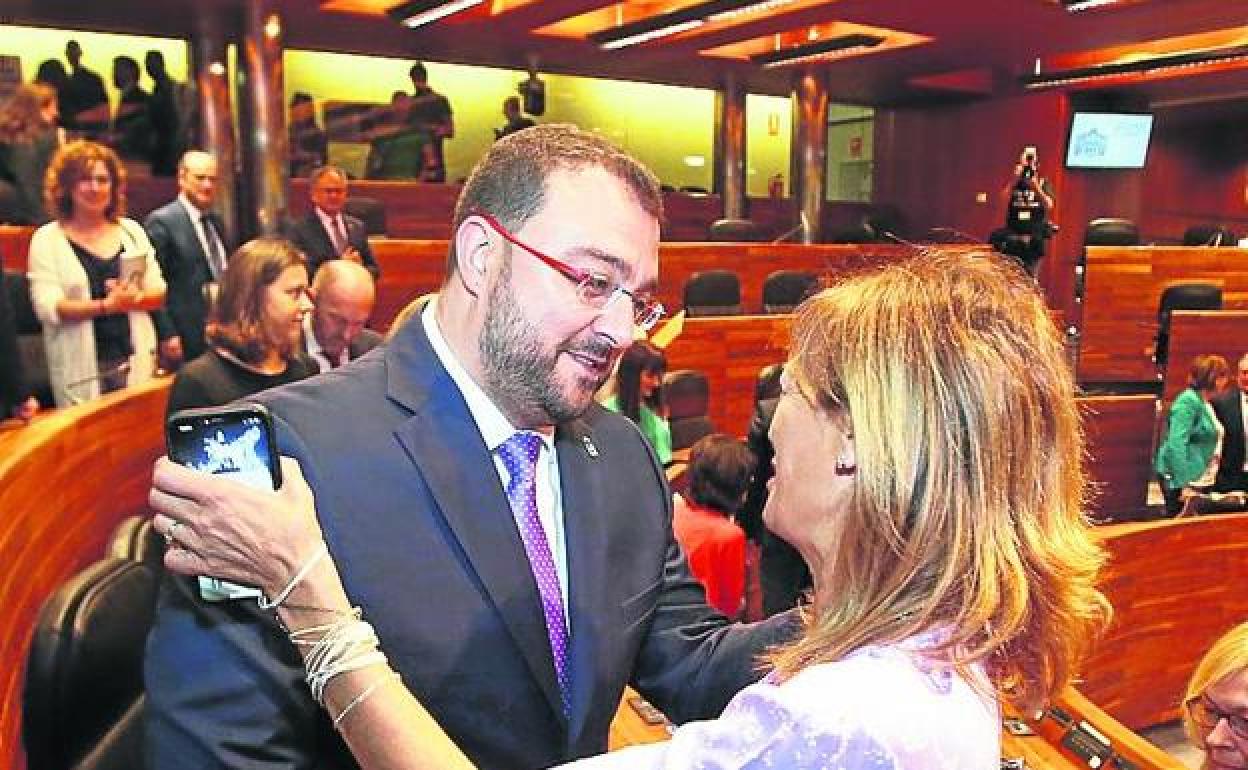 Adrián Barbón agradece a Ángela Vallina el apoyo de su grupo para su investidura como presidente del Principado, en 2019. 