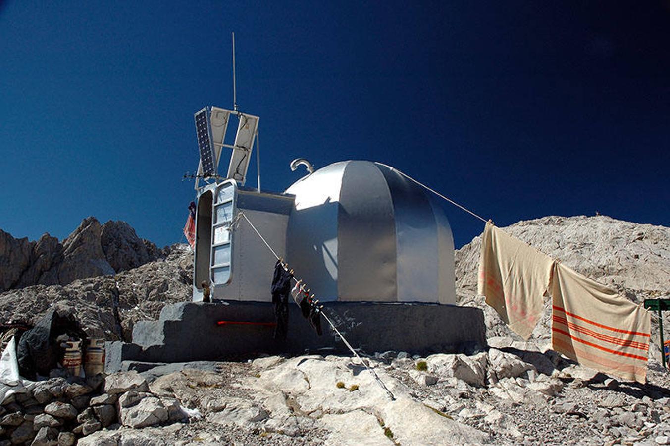 REFUGIO CABAÑA VERÓNICA (ASTURIAS) | El refugio es un pequeño refugio de montaña situado a 2325m, próximo al Pico Tesorero y al Collado de Horcados Rojos, en el Macizo Central de los Picos de Europa.