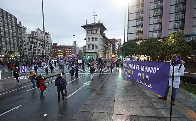 Asistentes a la concentración por el 8M en Gijón