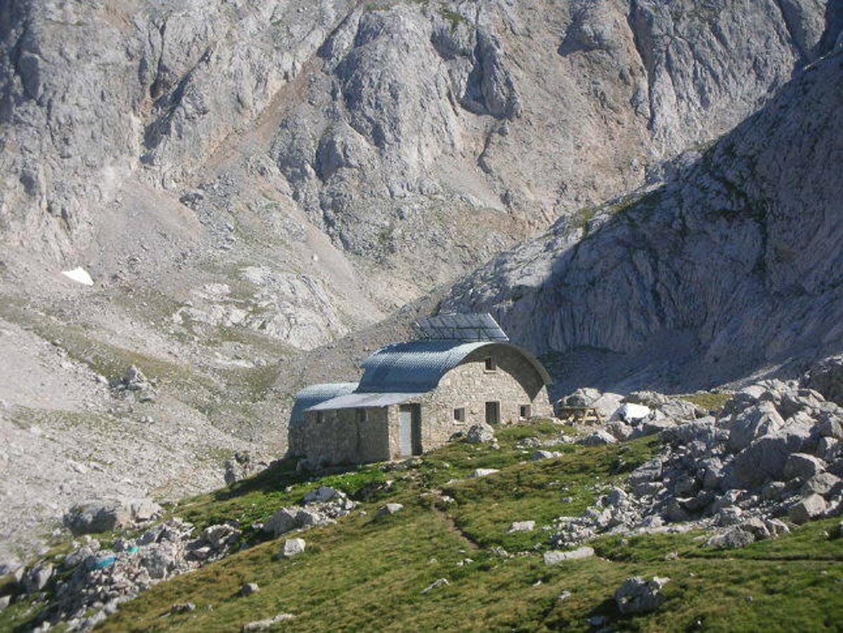 REFUGIO JOU DE LOS CABRONES (ASTURIAS) | El refugio, situado en el Macizo Central de los Picos de Europa a 2.034 m de altitud, es el mas alto de Asturias, el segundo a más altitud de los Picos y el más difícil de alcanzar de todo el territorio español.