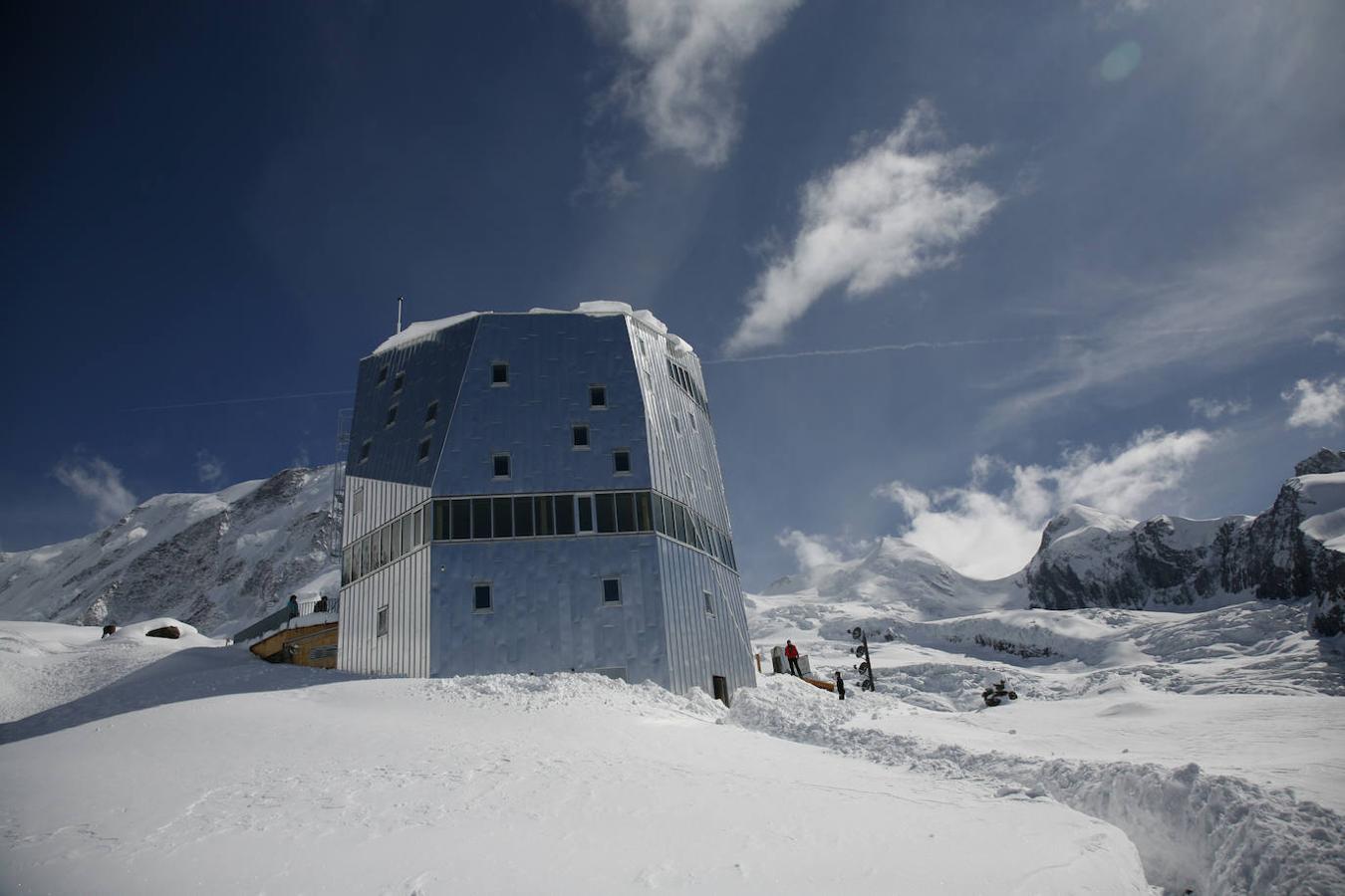 REFUGIO MONTE ROSA (SUIZA) | Por su forma particular y su carcasa de aluminio plateado, este innovador edificio recuerda a un cristal de roca. Aunque la forma no es lo único innovador aquí, también la tecnología utilizada y la gestión de la energía se han aventurado con alternativas completamente nuevas.Está instalado a 2.810 metros de altura en la 'Untere Platje', un imponente riñón rocoso que surge entre los glaciares de Grenz, Gorner y del Monte Rosa, en pleno corazón de los Alpes suizos.