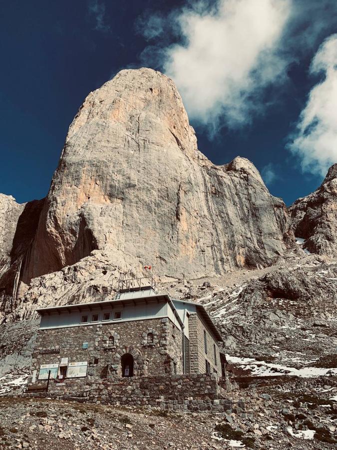 REFUGIO URRIELLU (ASTURIAS) | El refugio se encuentra situado en pleno corazón del Parque Nacional de los Picos de Europa, concretamente en el macizo central, a los pies del mítico "Picu Urriellu", también conocido como "Naranjo de Bulnes", nos encontramos en el concejo de Cabrales, famoso por su queso además de por sus montañas, en el Principado de Asturias a sólo 20 km del Mar Cantábrico. El actual edificio se construyo a lo largo de los veranos y otoños de 1989 a 1990. 