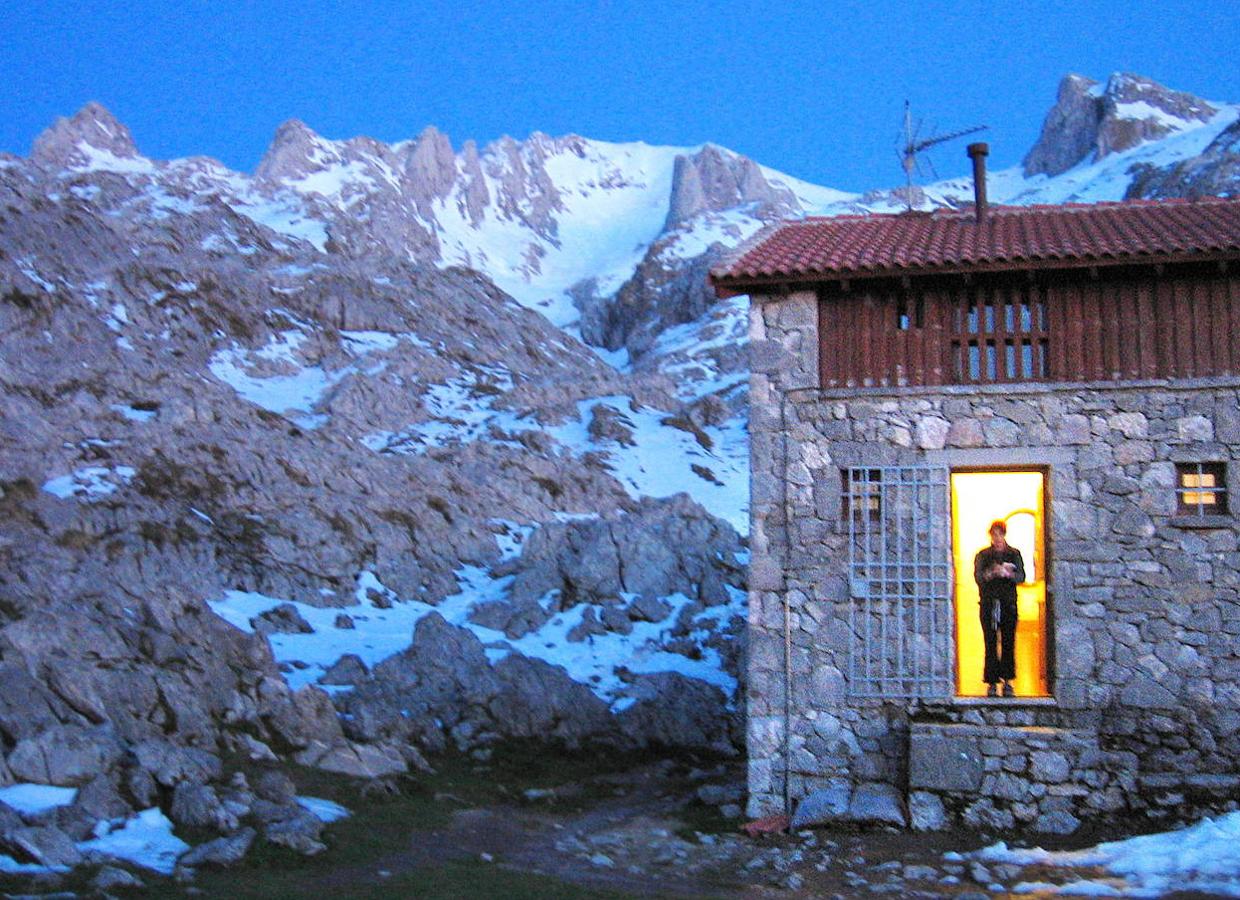 REFUGIO VEGARREDONDA (ASTURIAS) | El refugio está situado en la majada del mismo nombre, en el Macizo Occidental o de Covadonga, dentro del Parque Nacional de los Picos de Europa, a una altura de 1460 m aproximadamente. Es una construcción del año 1987, aunque anteriormente existía un pequeño refugio situado un poco más arriba que el actual, y que sirvió de Polvorín durante la Guerra Civil española. 