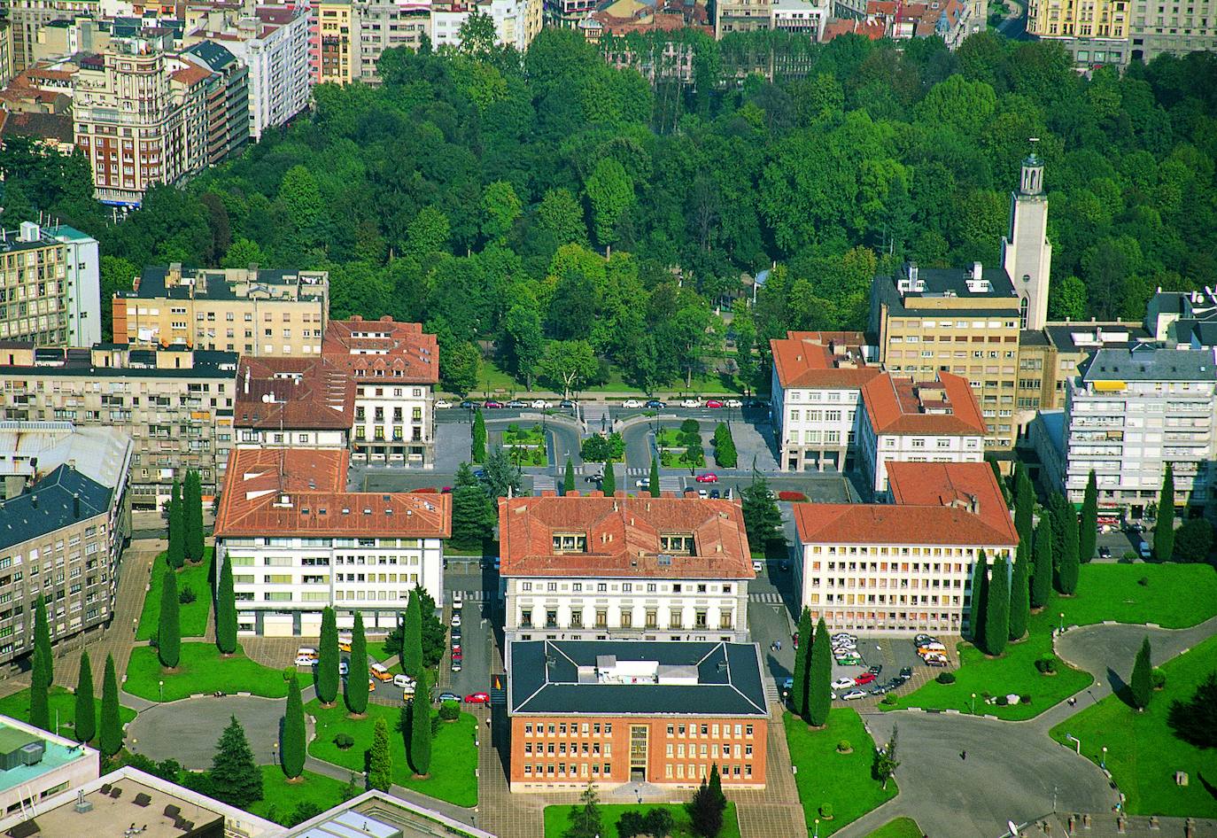 El plan director del Campo de San Francisco busca recuperar el pulmón verde para los ciudadanos e impulsar mejoras que le permitan recuperar el esplendor de épocas pasadas. Generaciones y generaciones se han criado corriendo entre sus árboles y caminos, convirtiéndole en fiel testigo de la historia de Oviedo
