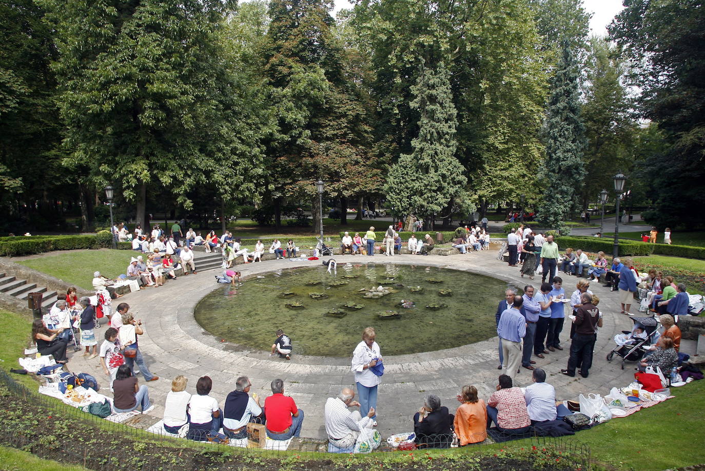 El plan director del Campo de San Francisco busca recuperar el pulmón verde para los ciudadanos e impulsar mejoras que le permitan recuperar el esplendor de épocas pasadas. Generaciones y generaciones se han criado corriendo entre sus árboles y caminos, convirtiéndole en fiel testigo de la historia de Oviedo