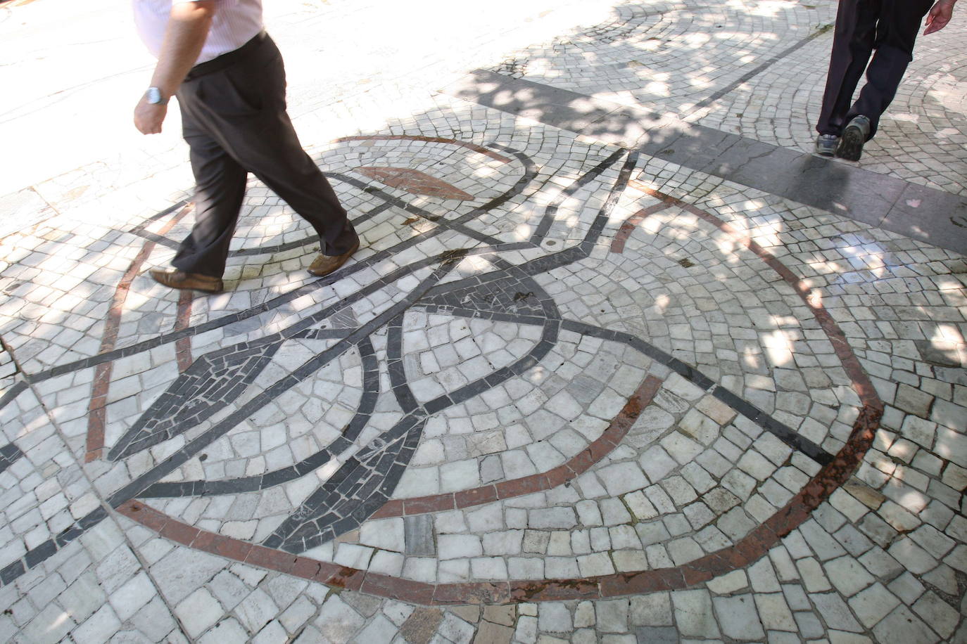 El plan director del Campo de San Francisco busca recuperar el pulmón verde para los ciudadanos e impulsar mejoras que le permitan recuperar el esplendor de épocas pasadas. Generaciones y generaciones se han criado corriendo entre sus árboles y caminos, convirtiéndole en fiel testigo de la historia de Oviedo