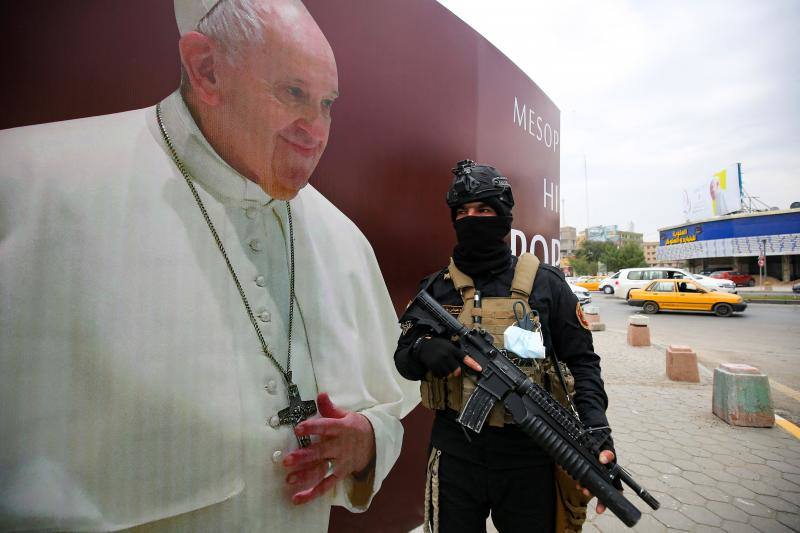 El papa Francisco ha visitado por primera vez Irak en un arriesgado viaje de tres días de duración con el objetivo de acercarse a la comunidad cristiana del país, brutalmente castigada por el grupo yihadista Estado Islámico.
