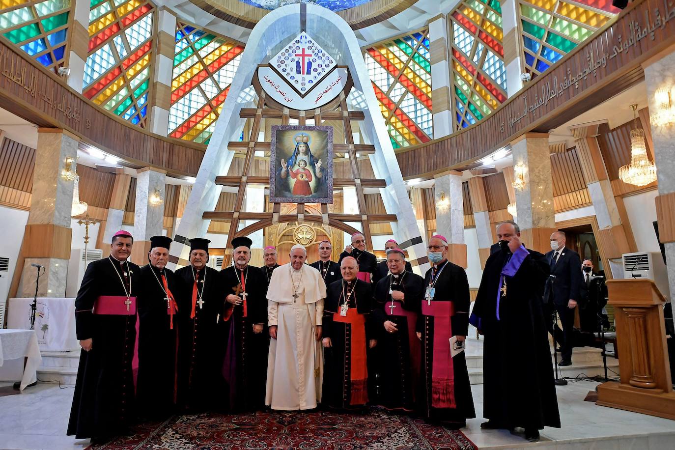 El papa Francisco ha visitado por primera vez Irak en un arriesgado viaje de tres días de duración con el objetivo de acercarse a la comunidad cristiana del país, brutalmente castigada por el grupo yihadista Estado Islámico.