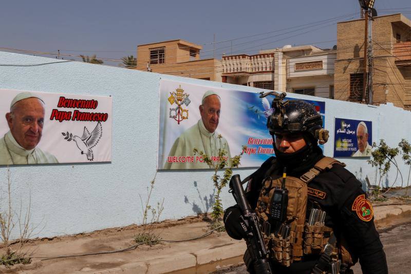 El papa Francisco ha visitado por primera vez Irak en un arriesgado viaje de tres días de duración con el objetivo de acercarse a la comunidad cristiana del país, brutalmente castigada por el grupo yihadista Estado Islámico.