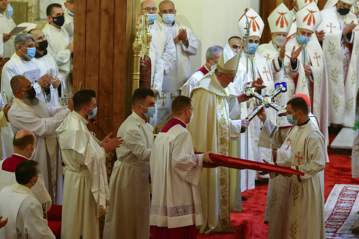 El papa Francisco ha visitado por primera vez Irak en un arriesgado viaje de tres días de duración con el objetivo de acercarse a la comunidad cristiana del país, brutalmente castigada por el grupo yihadista Estado Islámico.