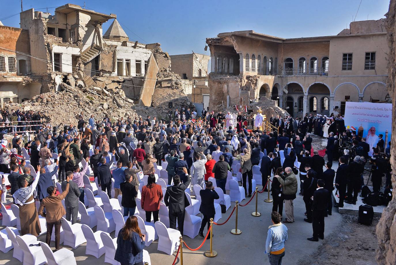 El papa Francisco ha visitado por primera vez Irak en un arriesgado viaje de tres días de duración con el objetivo de acercarse a la comunidad cristiana del país, brutalmente castigada por el grupo yihadista Estado Islámico.