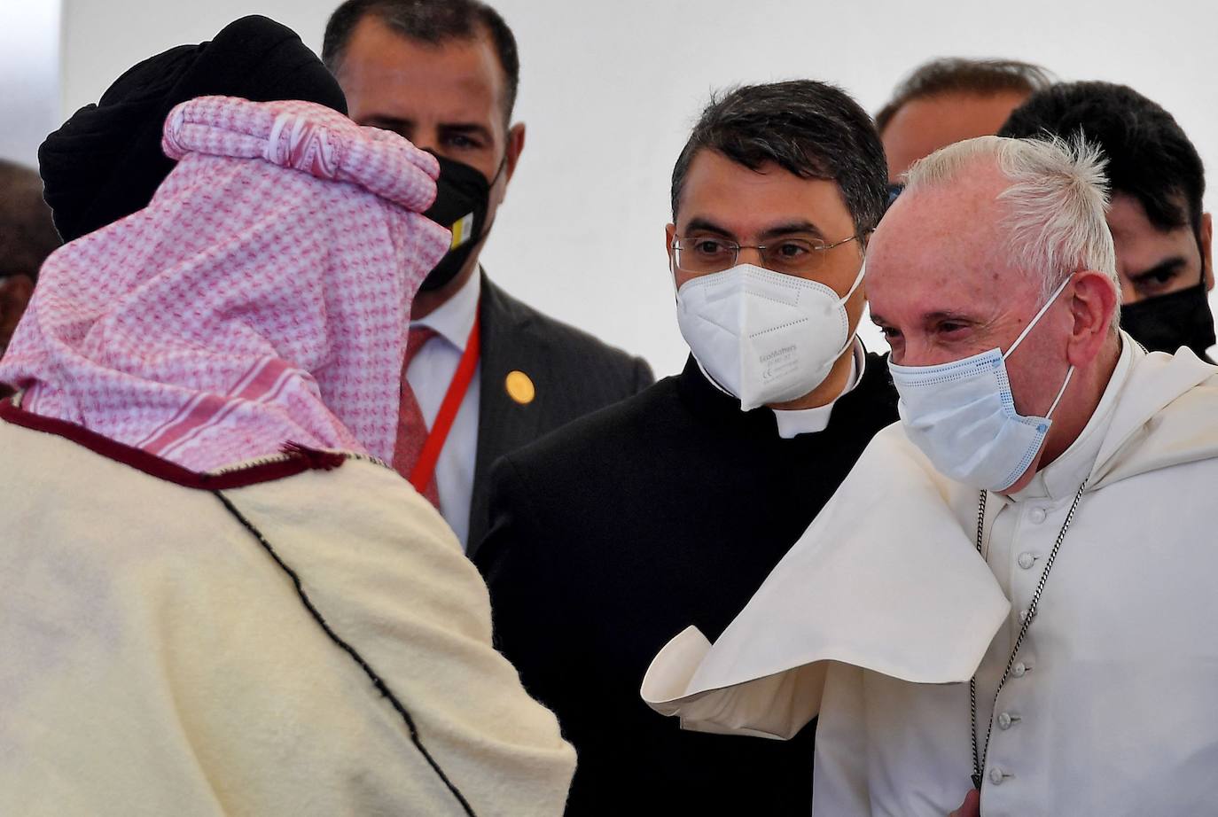 El papa Francisco ha visitado por primera vez Irak en un arriesgado viaje de tres días de duración con el objetivo de acercarse a la comunidad cristiana del país, brutalmente castigada por el grupo yihadista Estado Islámico.