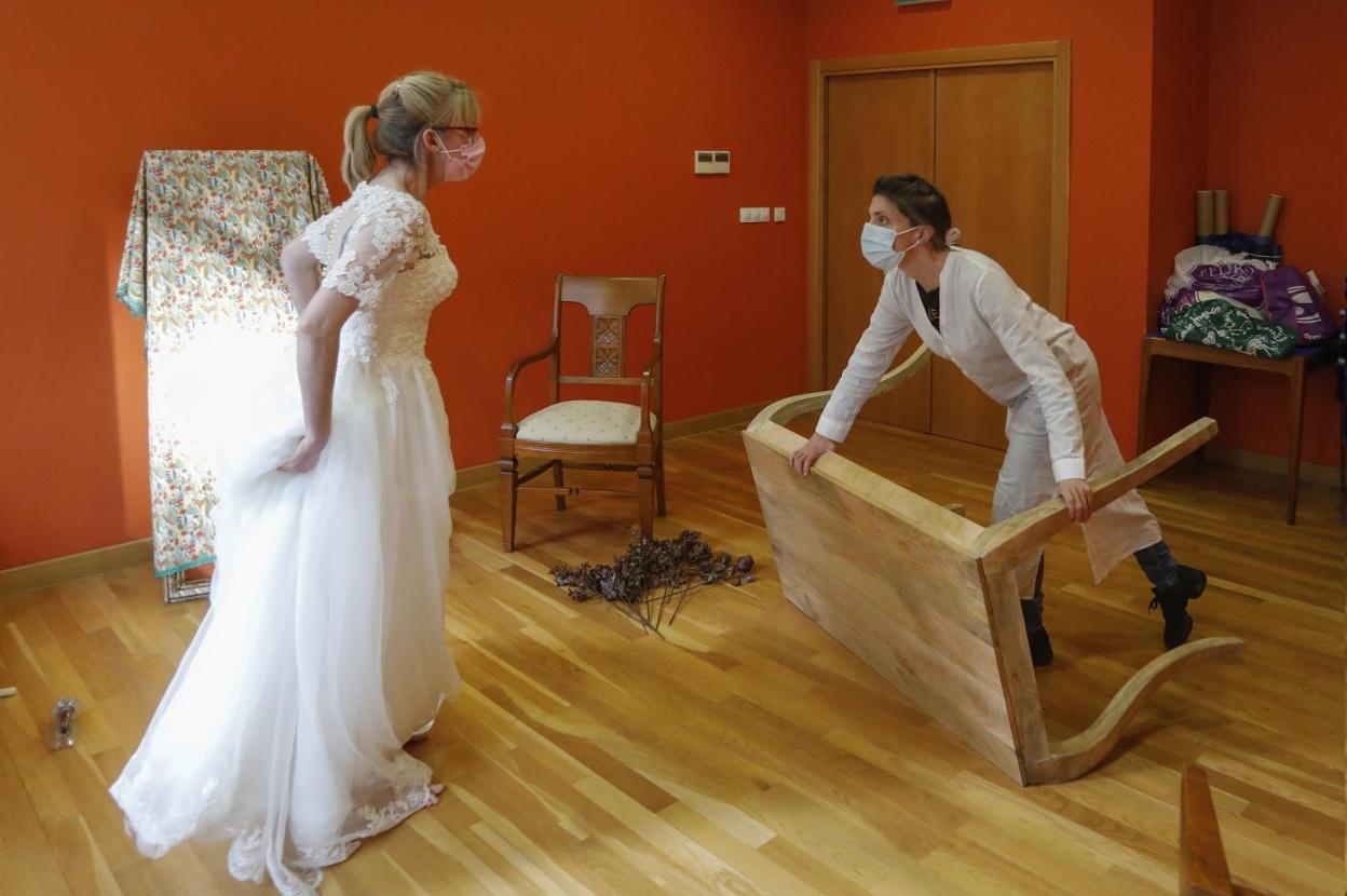 Las actrices Cristina Pérez y Verónica Gutiérrez, durante uno de los ensayos en la Laboral. 